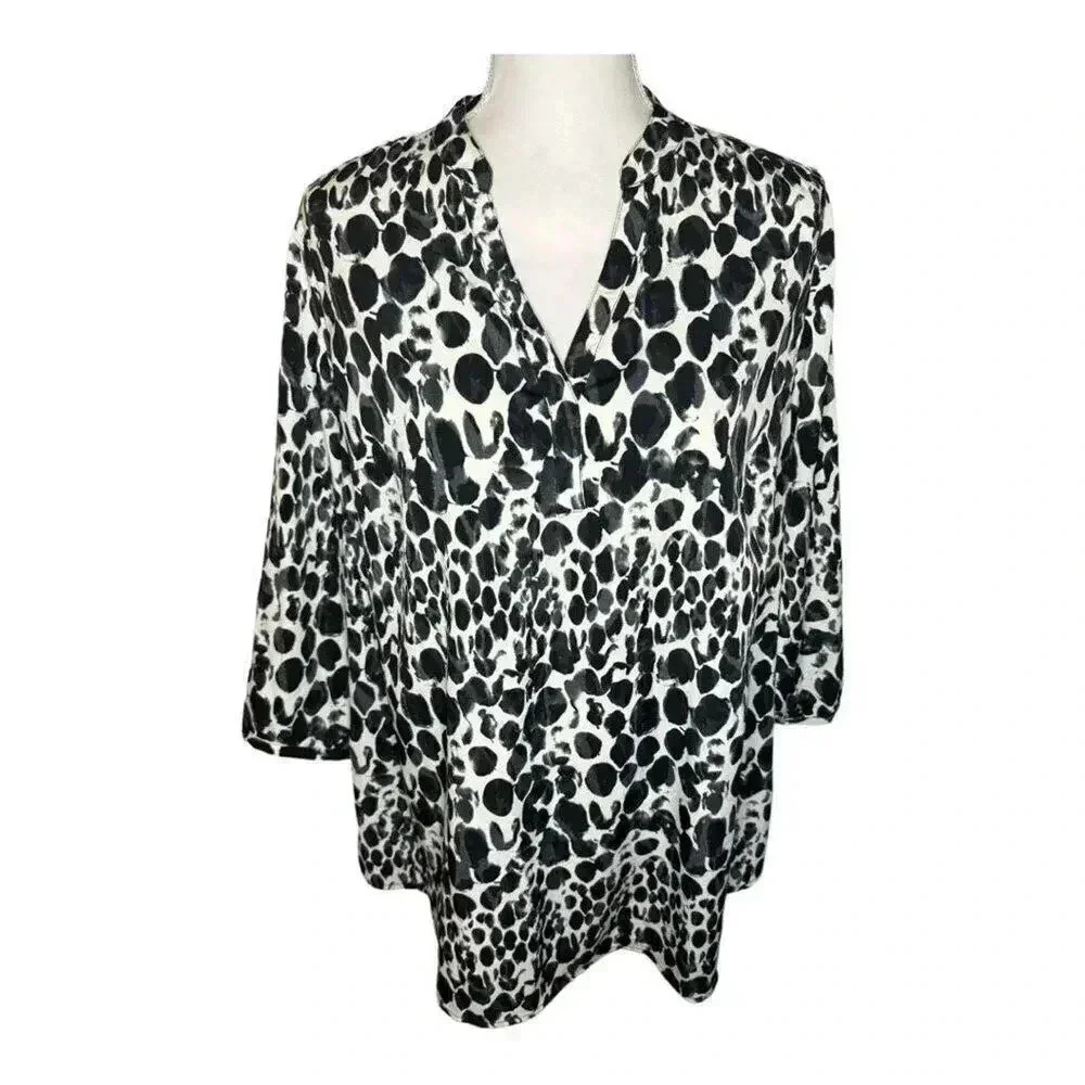 Liz Lange Maternity size medium black and white Flowy‎ v-neck blouse